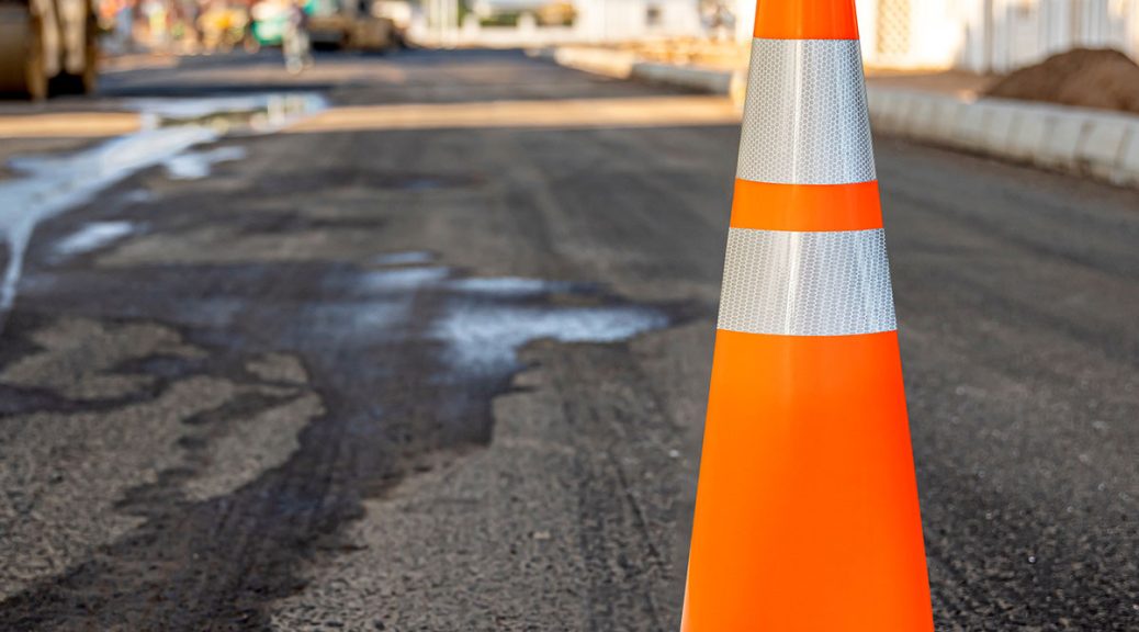 Conos de transito vial naranja fluorescente