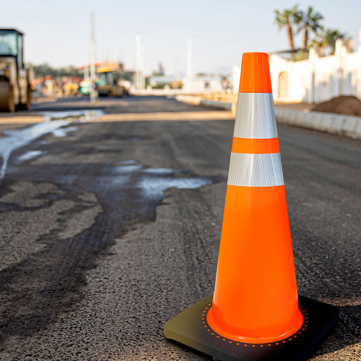 Conos de transito vial naranja fluorescente